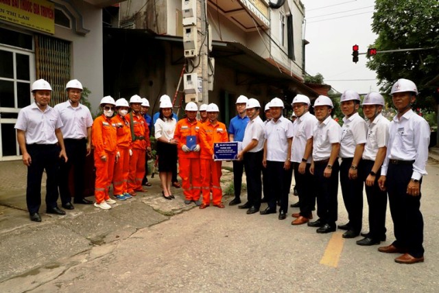Phó Tổng Giám đốc EVNNPC Trần Minh Dũng thăm hỏi, tặng quà người lao động tại PC Bắc Kạn