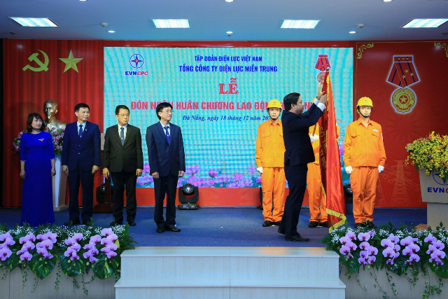 Tổng công ty Điện lực miền Trung: Niềm tin và sung lực lan tỏa từ tấm Huân chương Lao động hạng Nhất