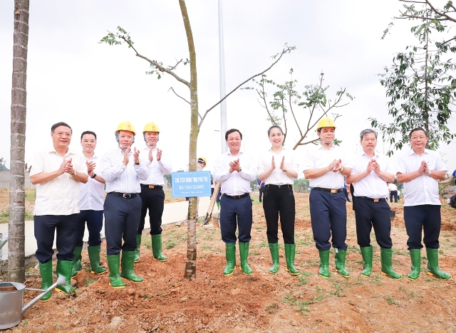 EVNNPC trồng 500 cây xanh tại Khu Di tích lịch sử Đền Hùng