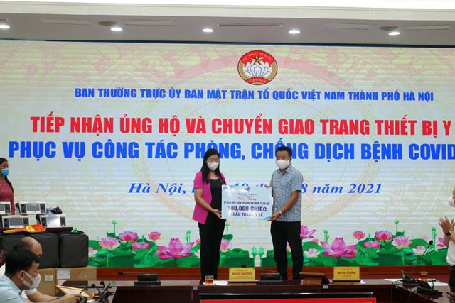 May 10 trao tặng bảo hộ phòng chống dịch Covid-19 cho  UBMTTQVN thành phố Hà Nội và Trung tâm Y tế quận Long Biên