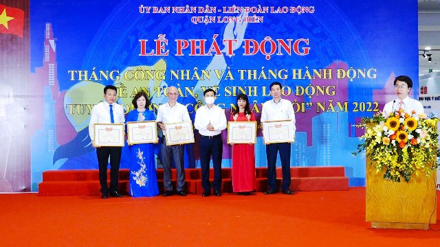 May 10 được LĐLĐ quận Long Biên khen thưởng doanh nghiệp về công tác ATVSLĐ 