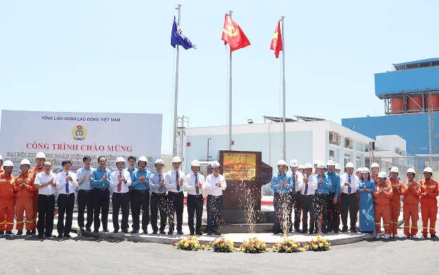 Chào mừng Đại hội XIII Công đoàn Việt Nam nhiệm kỳ 2023 - 2028, ngành Điện gắn biển công trình Trạm biến áp 500 kV Vân Phong và đấu nối 
