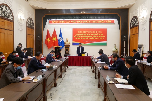 Bí thư Thành ủy Hà Nội đến kiểm tra tình hình phòng chống dịch Covid-19 và công tác sản xuất của Tổng công ty May 10