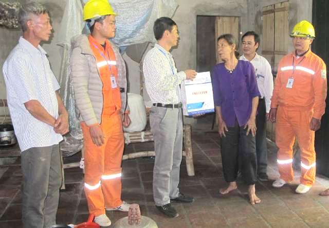 PC Bắc Ninh: Trao 200 phần quà cho hộ nghèo, cận nghèo và gia đình chính sách nhân dịp “Tháng Tri ân khách hàng”