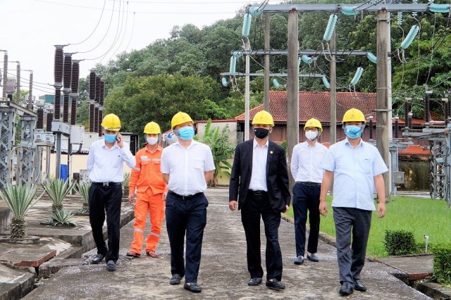 Phó Tổng Giám đốc EVNNPC Vũ Anh Phương kiểm tra công tác ứng phó cơn bão số 8 tại PC Thanh Hóa