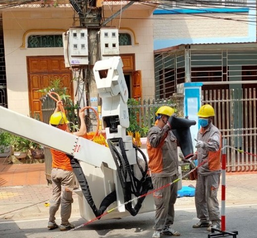 PC Yên Bái sửa chữa điện hotline duy trì ổn định nguồn điện những ngày nắng nóng 