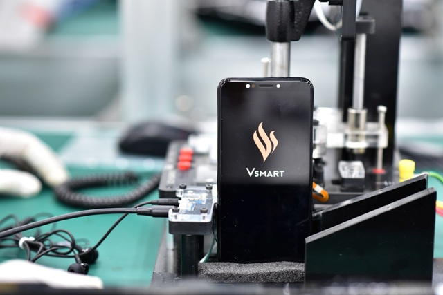 Mua 51% vốn của công ty Tây Ban Nha, Vingroup ra mắt 4 mẫu smartphone vào 14/12