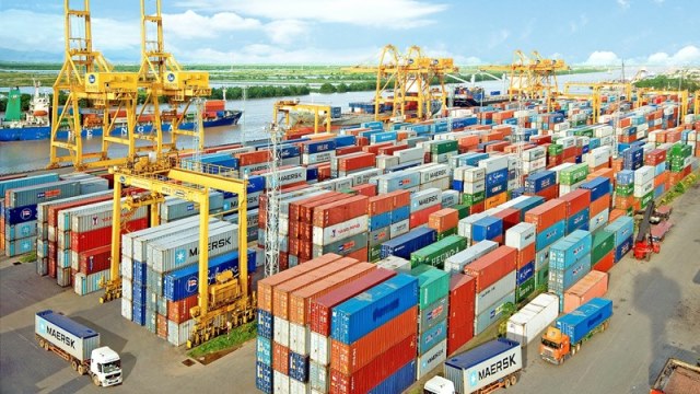 Giảm 12,8% tổng trị giá xuất nhập khẩu hàng hóa nửa đầu tháng 10