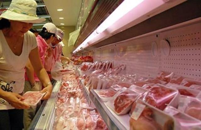 Thịt lợn, thịt gà siêu rẻ vẫn tràn về Việt Nam