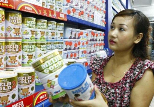 Thị trường sữa cho trẻ em: Giá bán buôn giảm, giá bán lẻ "đứng yên"