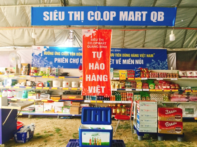Siêu thị Co.op mart tham gia phiên chợ đưa hàng Việt về nông thôn tại Quảng Bình
