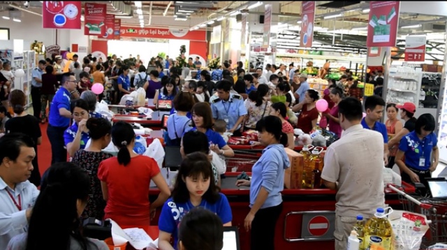 Co.opmart ở Hà Nội khuyến mãi lớn, thu hút hàng trăm ngàn lượt khách