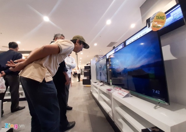 Smart TV giảm giá mạnh cuối năm, sức mua tăng vọt