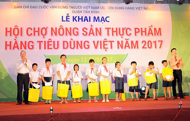 Hội chợ nông sản thực phẩm hàng tiêu dùng Việt 2017 thu hút gần 130 doanh nghiệp tham gia
