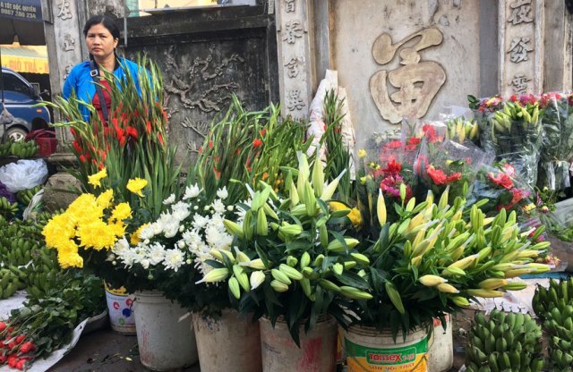 Hoa tươi cúng Rằm tháng Giêng tăng giá, các mặt hàng khác ít biến động