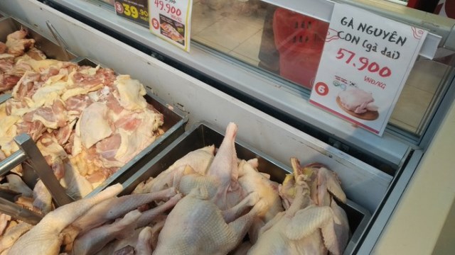 Thịt gà trong nước dư thừa, gà nhập khẩu vẫn cao