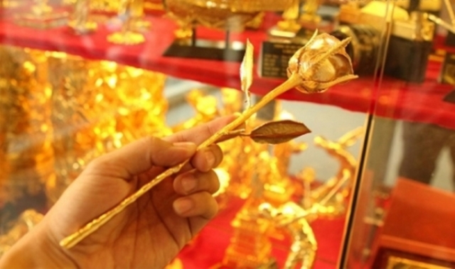 Thị trường quà tặng 20/11: Bút mạ vàng, sách vở mạ vàng được săn lùng