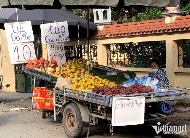 Trái cây ngoại ồ ạt về chợ Việt, có loại giá rẻ hơn rau
