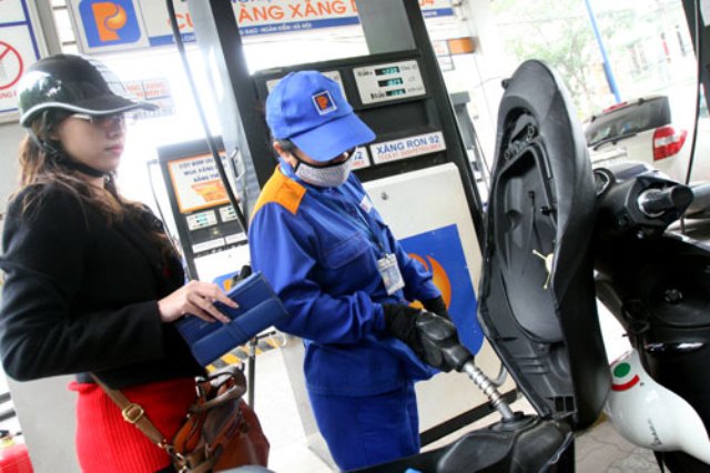 Giá xăng giảm, giá dầu tăng