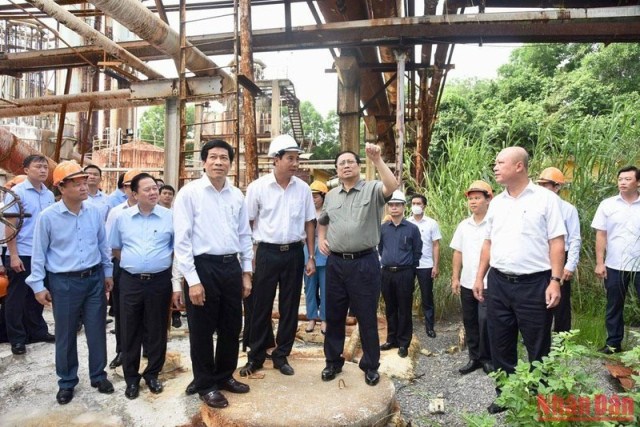 Thủ tướng Phạm Minh Chính thị sát dự án cải tạo, mở rộng Nhà máy Phân đạm Hà Bắc