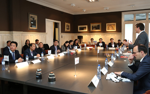 Phó Thủ tướng Vương Đình Huệ thăm các dự án năng lượng sạch của Bỉ