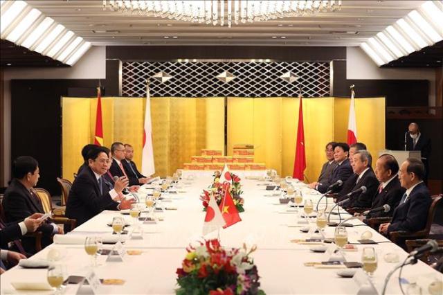 Thủ tướng Phạm Minh Chính gặp cựu Thủ tướng Nhật Bản Suga Yoshihide và Chủ tịch Liên minh Nghị sĩ hữu nghị Nhật - Việt Nikai Toshihiro