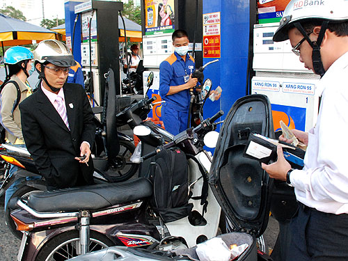 Tập đoàn Xăng dầu Việt Nam tăng giá xăng từ 20 giờ 00 ngày 20/5/2015