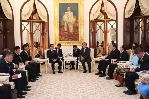 Phó Thủ tướng Vũ Đức Đam gặp lãnh đạo Chính phủ Thái Lan