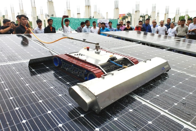 Ra mắt robot vệ sinh tấm pin năng lượng mặt trời