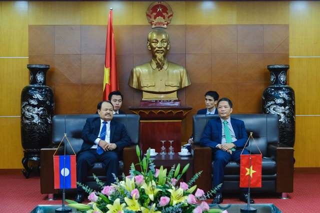 Bộ trưởng Trần Tuấn Anh chứng kiến Lễ ký Hợp đồng mua bán điện giữa EVN và 02 Tập đoàn/ Công ty lớn tại Lào