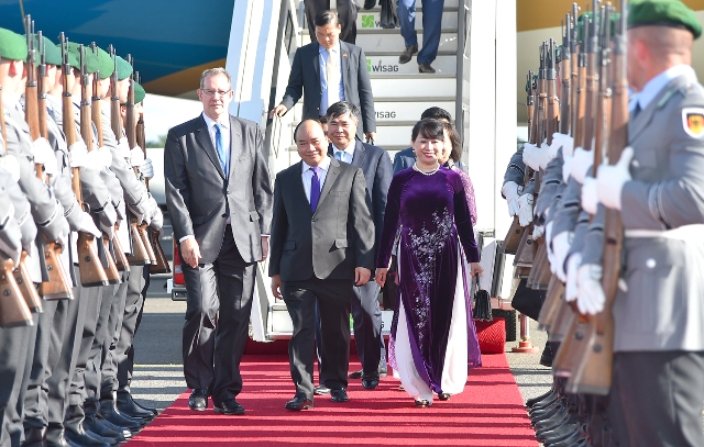 Thủ tướng tới Berlin, thăm Đại sứ quán, gặp gỡ đại diện người Việt tại Đức