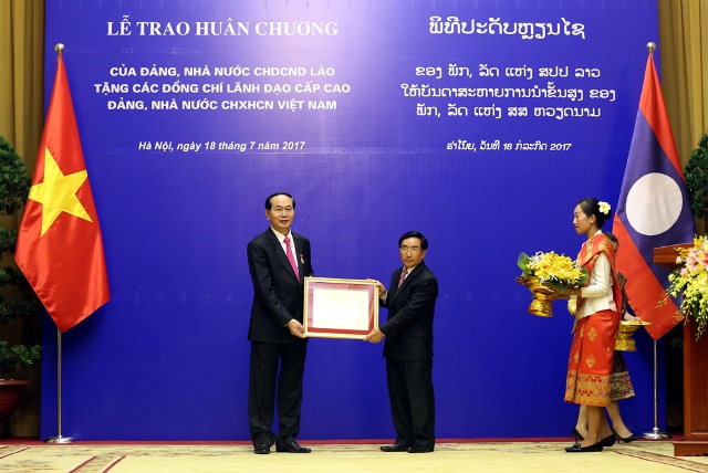 Lào trao tặng huân chương cao quý cho lãnh đạo cấp cao Việt Nam