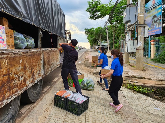 Lớp trẻ Bình Phước nhờ “Chuyến xe nghĩa tình” gửi yêu thương đến “tâm dịch” Sài Gòn