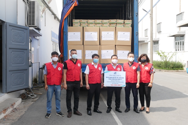 May 10 trao tặng khẩu trang kháng khuẩn, bộ phòng dịch và sữa  cho người dân huyện Việt Yên, tỉnh Bắc Giang