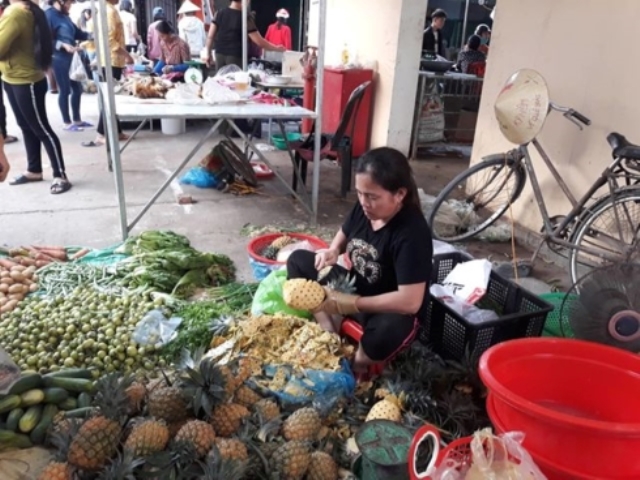 Người dân vớt vát  bằng cách đem ra chợ để bán lẻ.