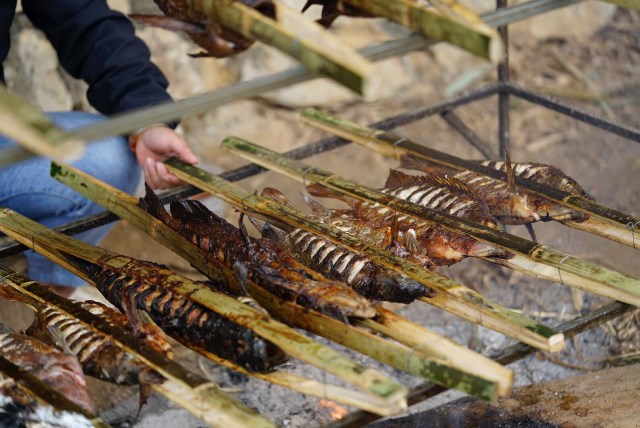 Đặc sản Hòa Bình: Cá nướng sông Đà thơm nức, thịt trâu lá lồm độc đáo