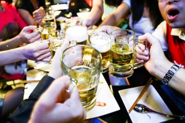 Tiêu thụ rượu bia ở Việt Nam đứng đầu thế giới: Mừng hay lo?