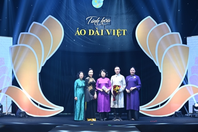 Tôn vinh giá trị áo dài và vẻ đẹp của phụ nữ Việt Nam