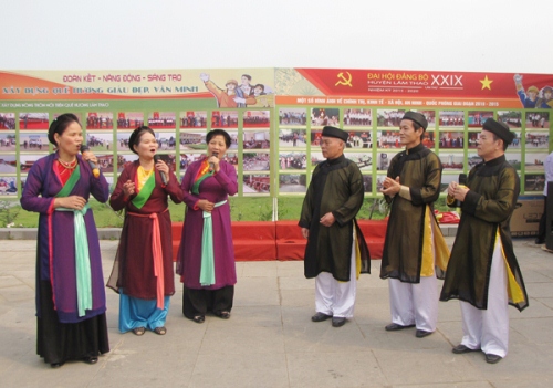 Rực rỡ sắc màu văn hoá dân gian tại lễ hội Đền Hùng năm 2016