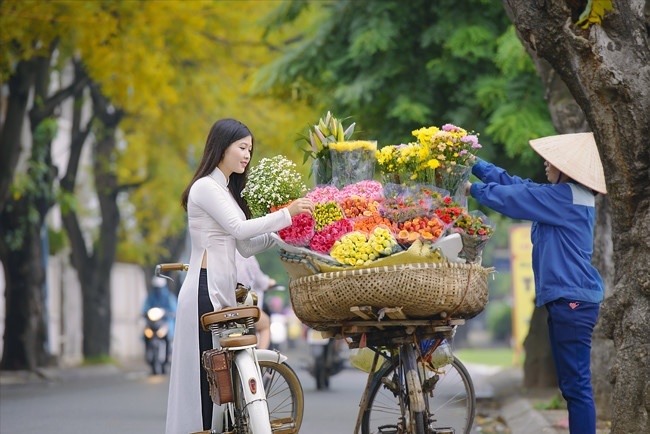 Ngắm thu Hà Nội trong trẻo, bình yên qua những hàng hoa rong rực rỡ sắc màu trên phố
