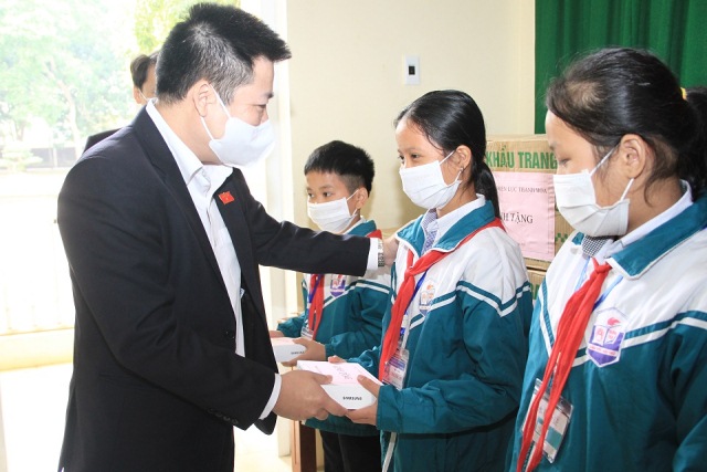 PC Thanh Hóa trao tặng máy tính cho các em học sinh có hoàn cảnh khó khăn