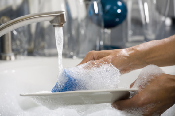 5 mẹo rửa bát nhanh giúp mẹ tiết kiệm 10 phút mỗi ngày