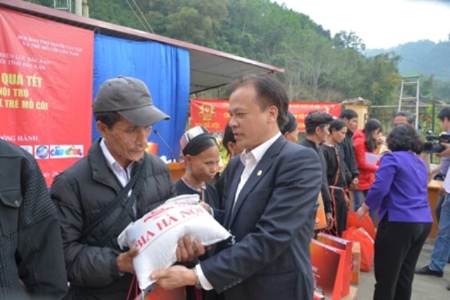 Tổng công ty và Công ty cổ phần thương mại Bia Hà Nội phối hợp tặng quà tại huyện Pác Nặm - Bắc Kạn.