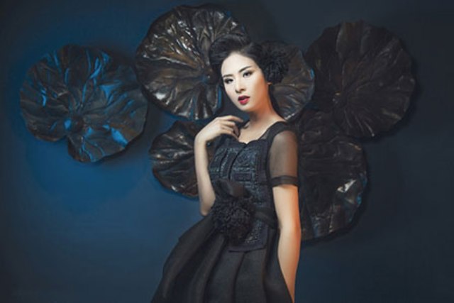 Kết hợp trang phục H'Mông với váy hiện đại
